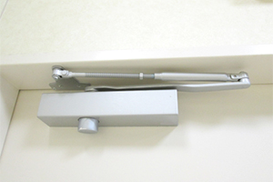 練馬区付近のドアクローザー・ドアチェックの修理交換